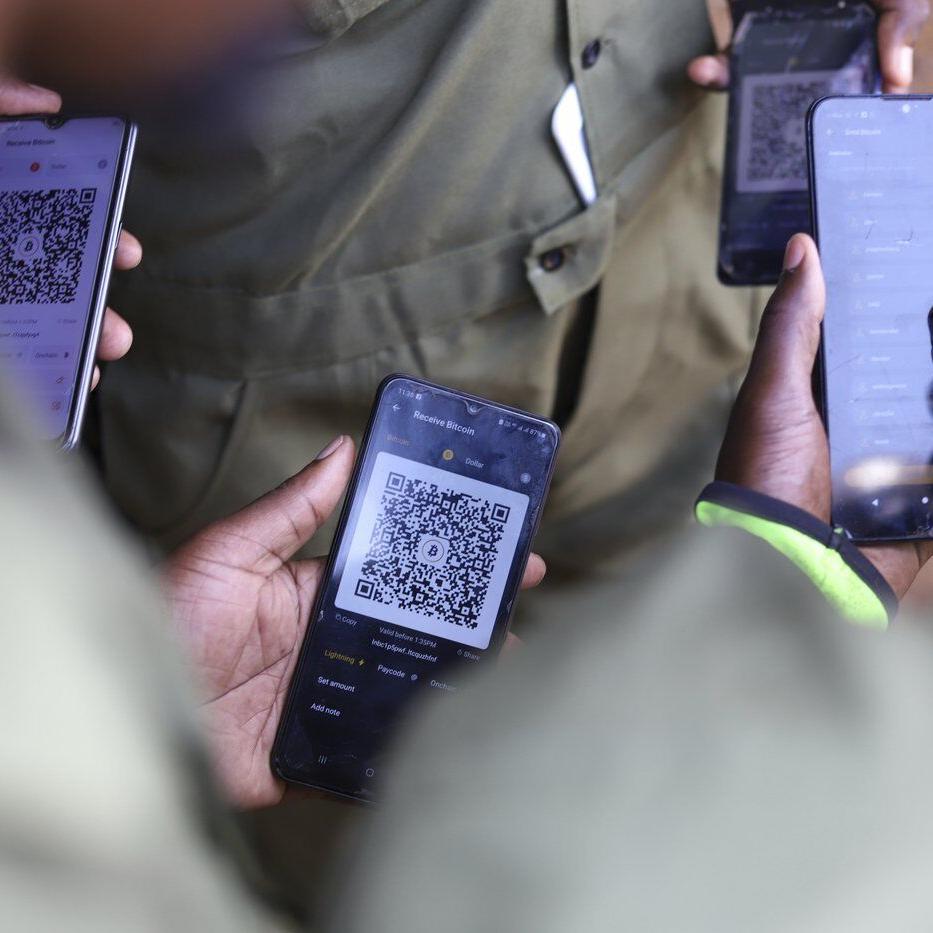 Bitcoin is introduced into Africa's largest slum, with risks and rewards